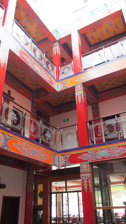 Nirvana Hotel, Restaurant & Bar Xiahe Extérieur photo