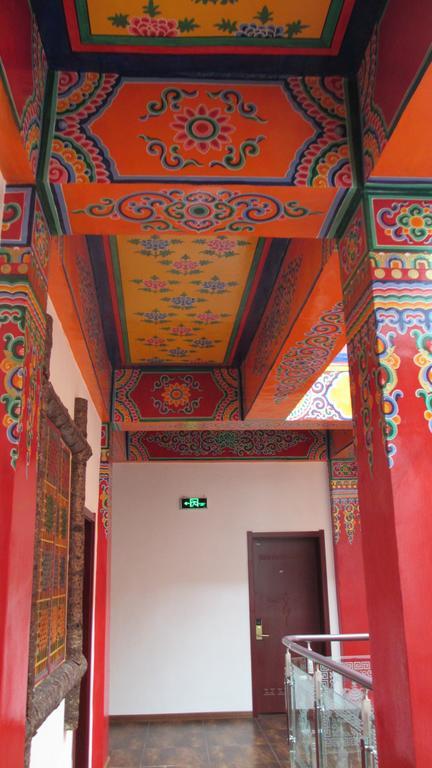 Nirvana Hotel, Restaurant & Bar Xiahe Extérieur photo
