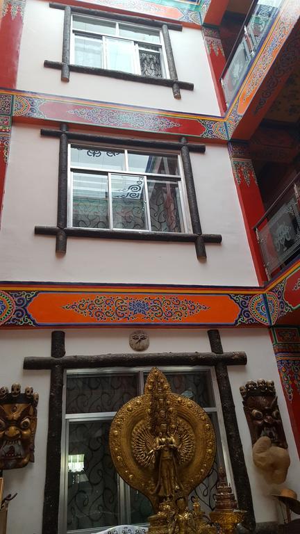 Nirvana Hotel, Restaurant & Bar Xiahe Extérieur photo
