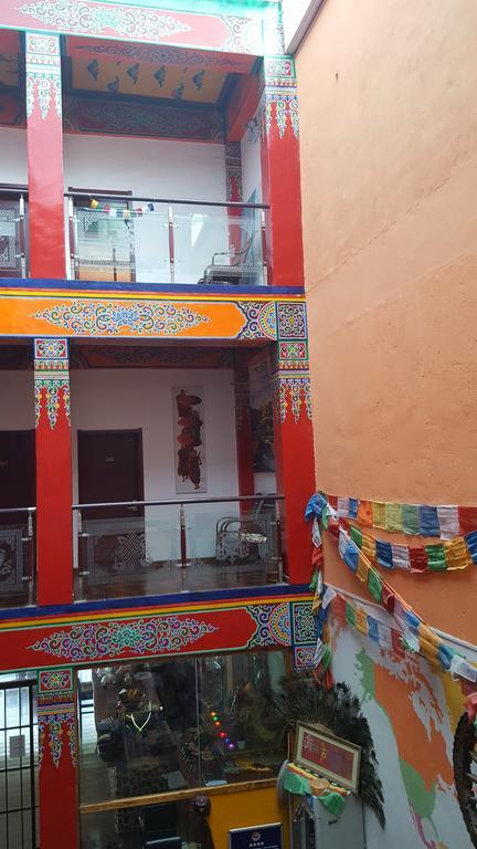 Nirvana Hotel, Restaurant & Bar Xiahe Extérieur photo
